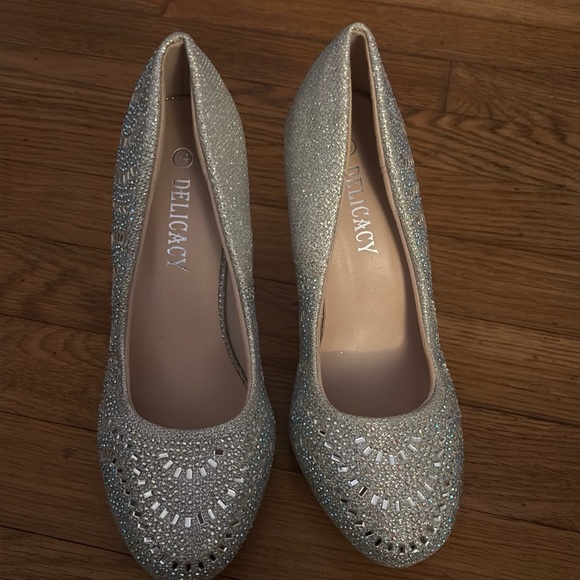 Delicacy Glittering Silver Pumps - Picture 3 of 5